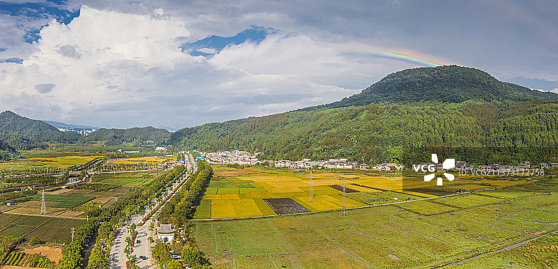 航拍和顺古镇山景创意彩虹油菜花图图片素材