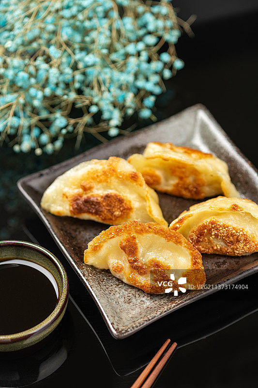 一盘煎饺子特写黑色背景图片素材