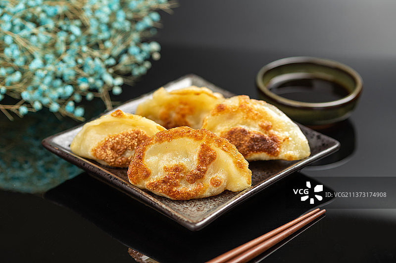 一盘煎饺子特写黑色背景图片素材