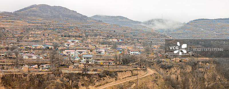 大山里的村庄图片素材