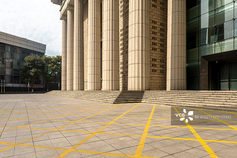 上海陆家嘴平安大厦室外广场道路平台图片素材