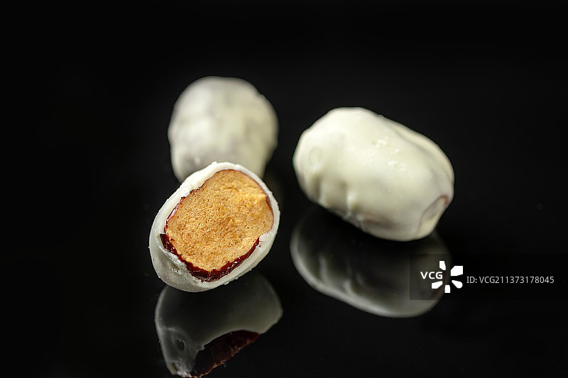 奶枣零食特写黑色背景图片素材