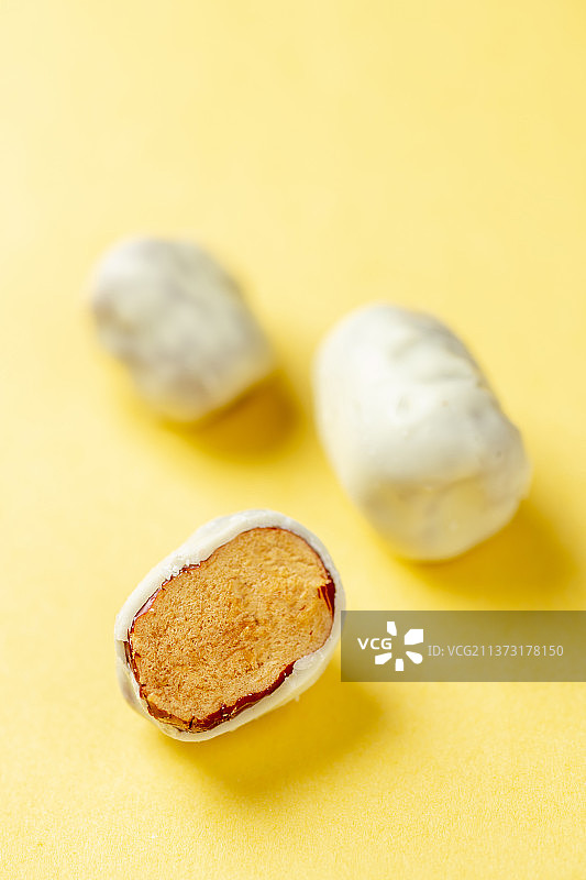 奶枣零食特写黄色莫兰迪色系背景图片素材
