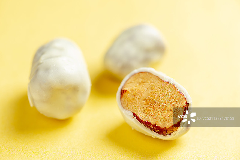 奶枣零食特写黄色莫兰迪色系背景图片素材
