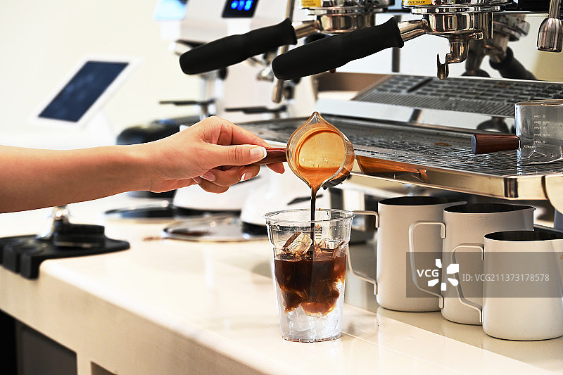 咖啡店里倒咖啡图片素材