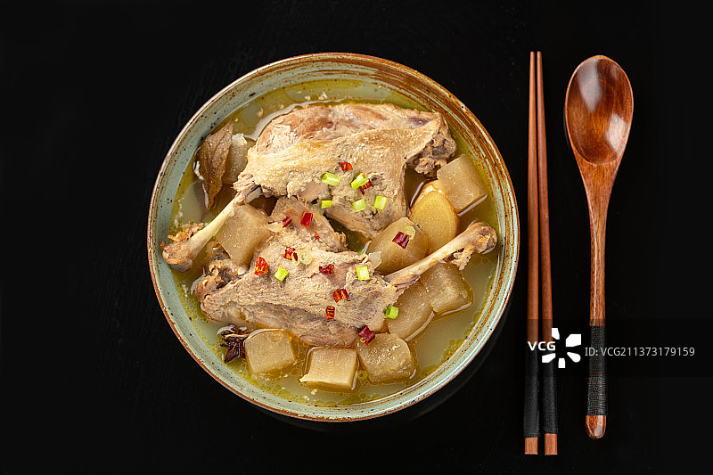 酸萝卜鸭腿汤特写黑色背景图片素材