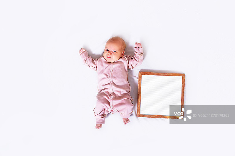 白色背景上的新生女婴与文字板图片素材