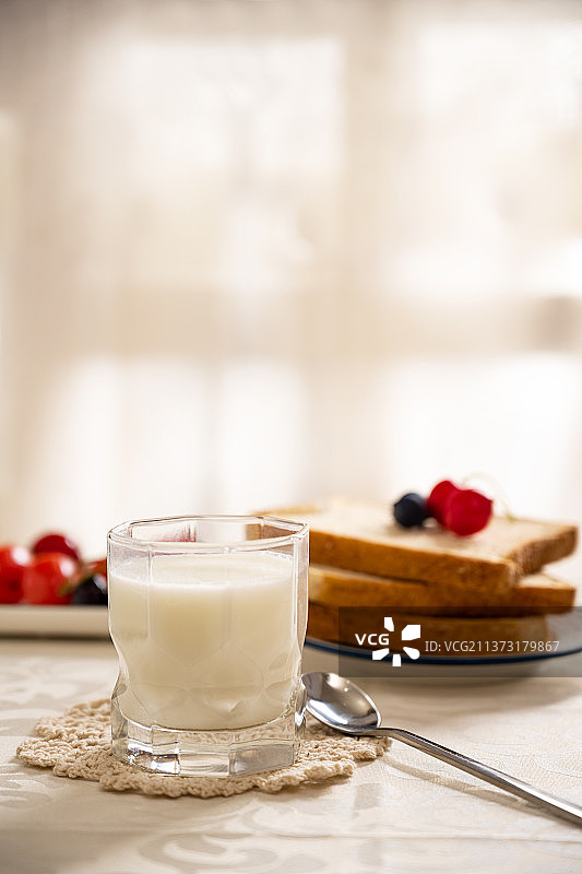 阳光明媚的早晨牛奶早餐图片素材