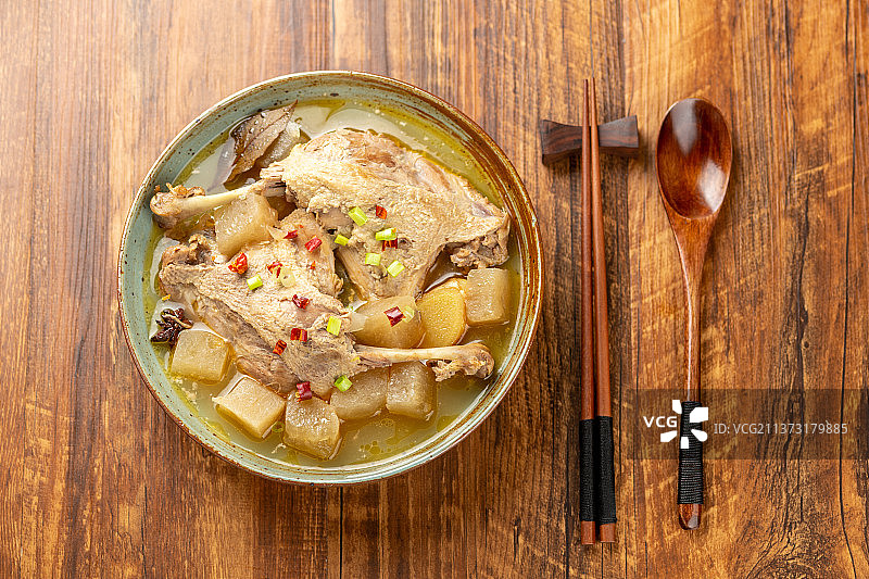 酸萝卜鸭腿汤特写木桌面深色调图片素材