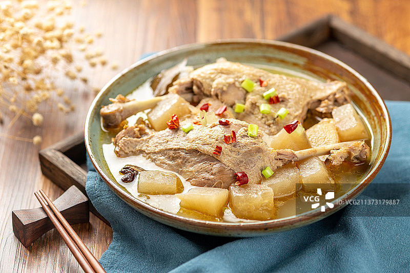 酸萝卜鸭腿汤特写木桌面深色调图片素材