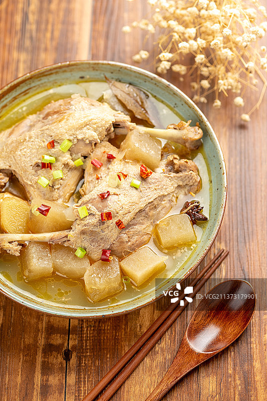 酸萝卜鸭腿汤特写木桌面深色调图片素材