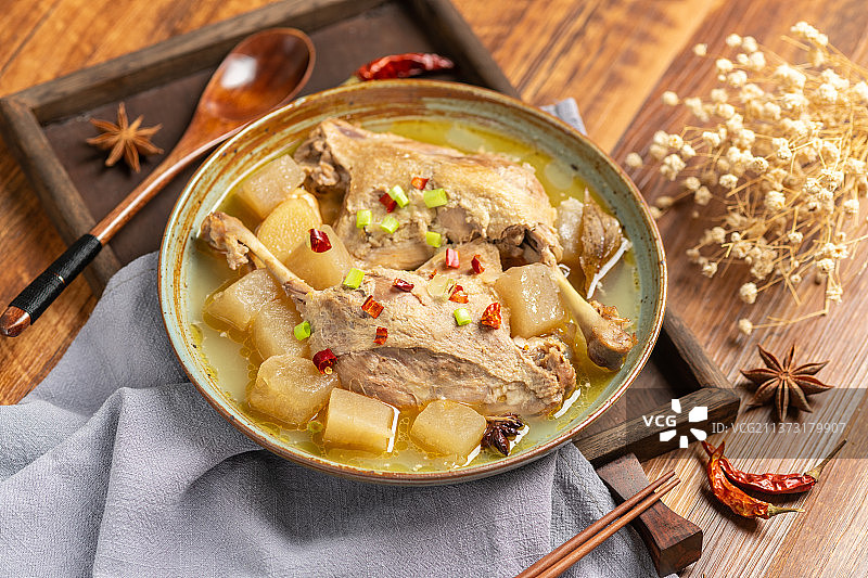 酸萝卜鸭腿汤特写木桌面深色调图片素材