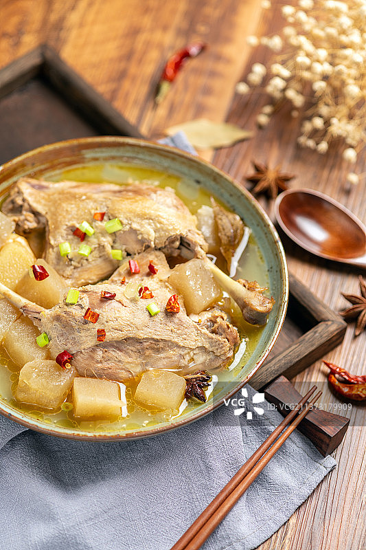 酸萝卜鸭腿汤特写木桌面深色调图片素材