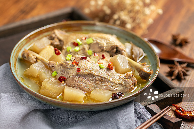 酸萝卜鸭腿汤特写木桌面深色调图片素材