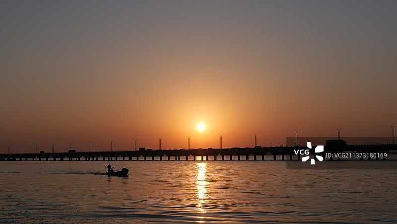 夕阳下归家图片素材