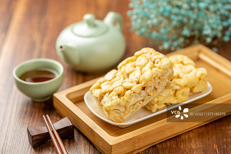 满族特色糕点沙琪玛特写木桌面图片素材