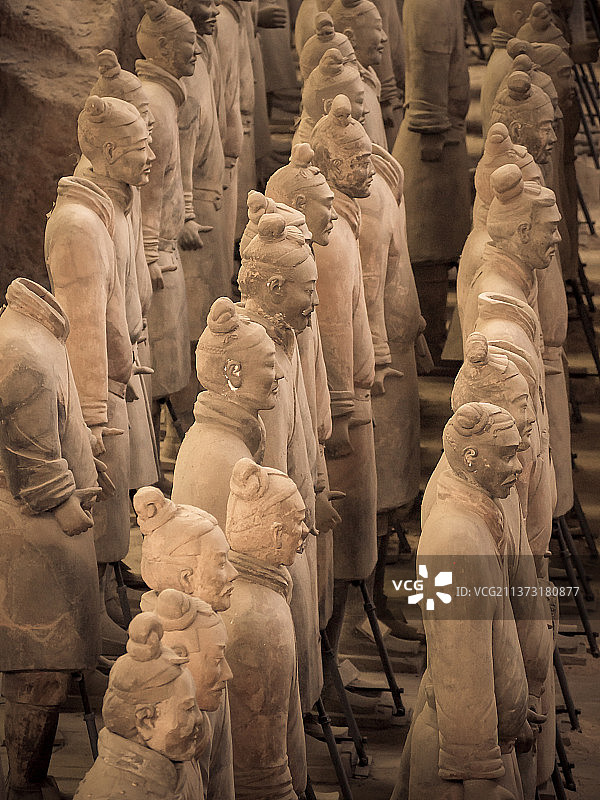 陕西西安秦始皇陵兵马俑博物馆文物修复考古工作图片素材