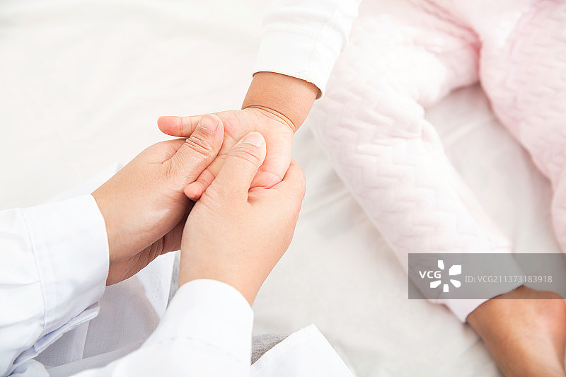 医生为儿科患者按摩手部图片素材