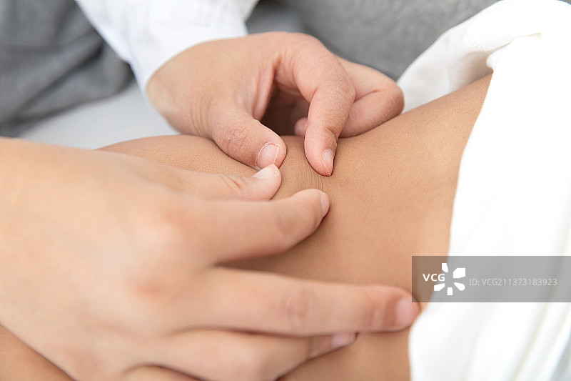 幼儿背部按摩图片素材