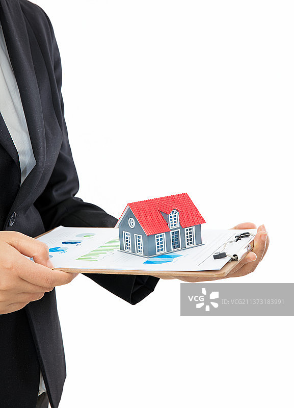 房地产销售人员手捧文件夹和文件夹上的小房子模型图片素材