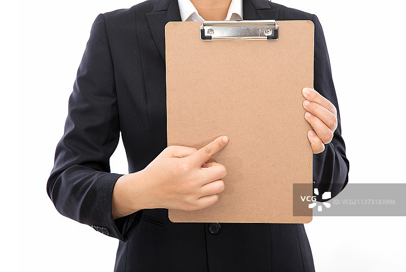 白背景前着正装的女性工作人员手拿空白文件硬板夹图片素材