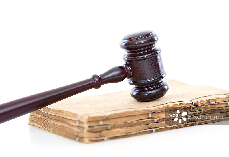 放在一摞古旧泛黄书籍上的法槌图片素材