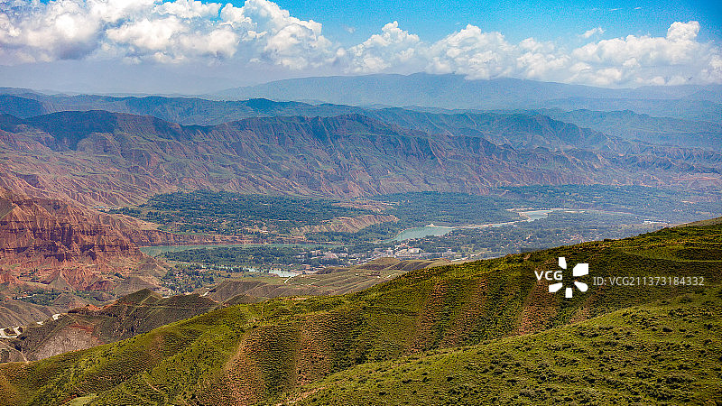 黄河边的青海坎布拉小镇图片素材