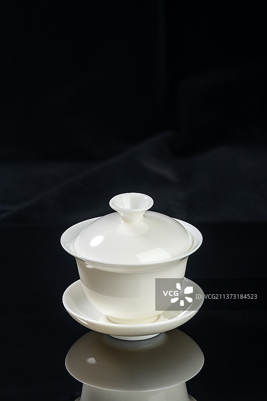白瓷三才杯盖碗特写黑色背景图片素材