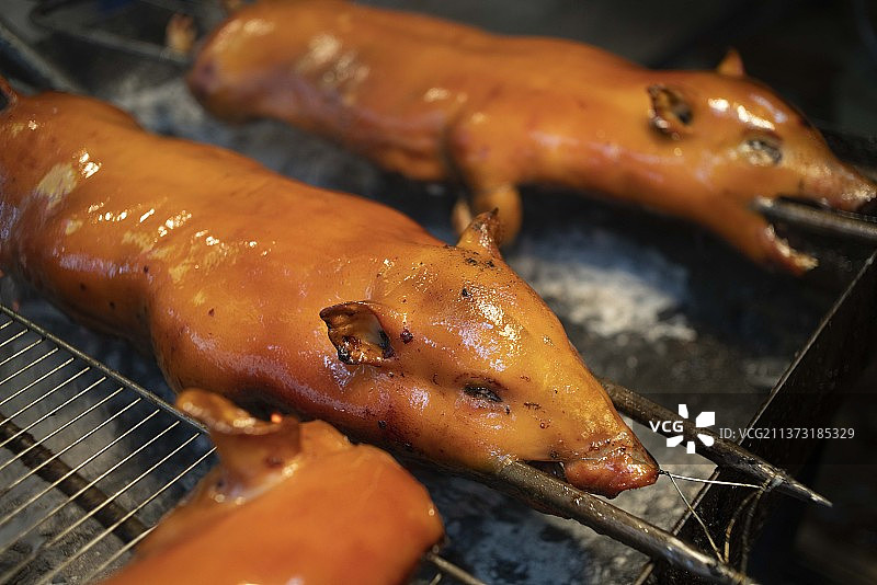 海南三亚东方美食烤乳猪街边小吃图片素材