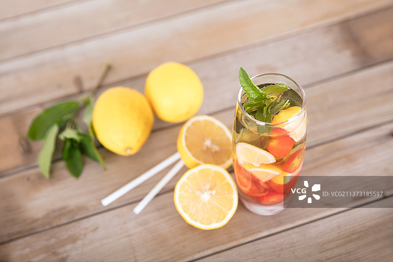 一杯柠檬杂果薄荷茶和新鲜的柠檬果图片素材