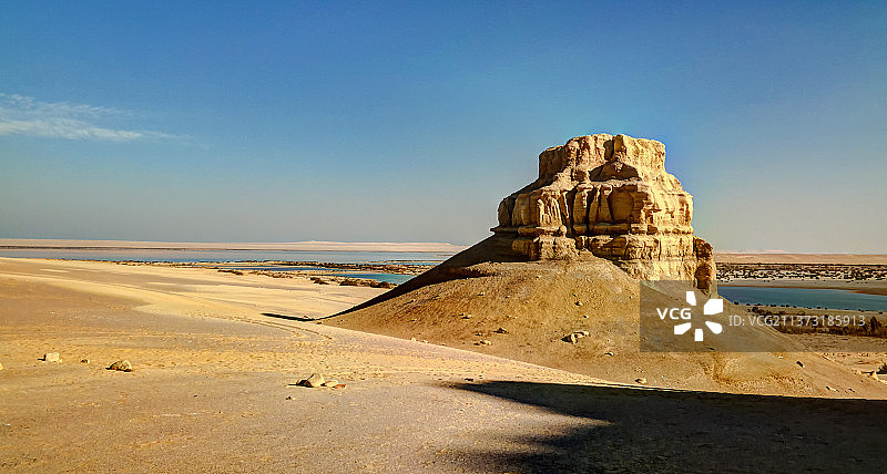 埃及法尤姆省瓦迪赖扬附近的丘陵景观图片素材