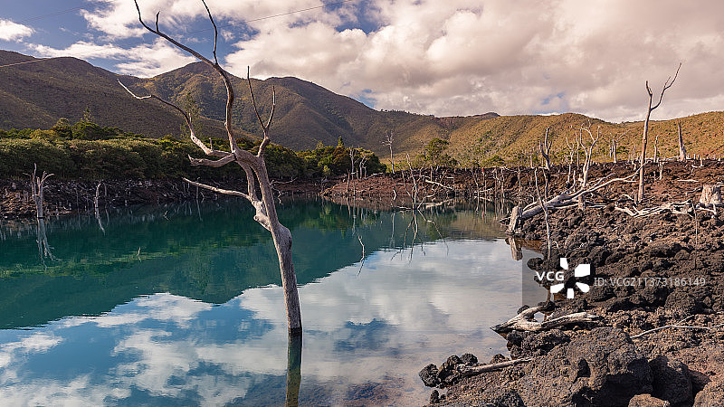 亚特湖：新喀里多尼亚南省的湖光山色图片素材