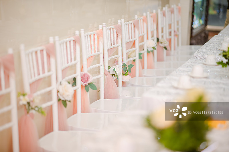 桌上的空婚礼椅图片素材