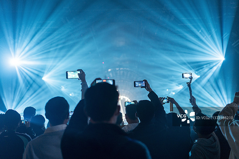 观众用手机拍摄摇滚音乐会图片素材