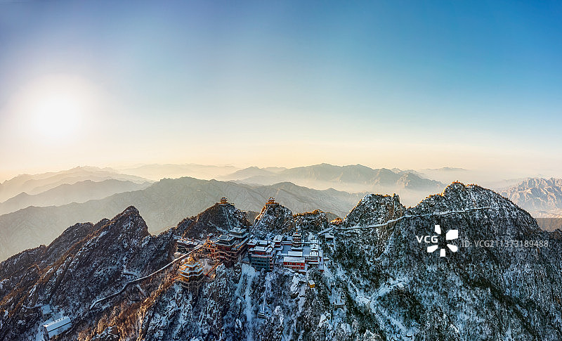 河南洛阳栾川老君山金顶道观群金殿冬季雪景日出航拍图片素材
