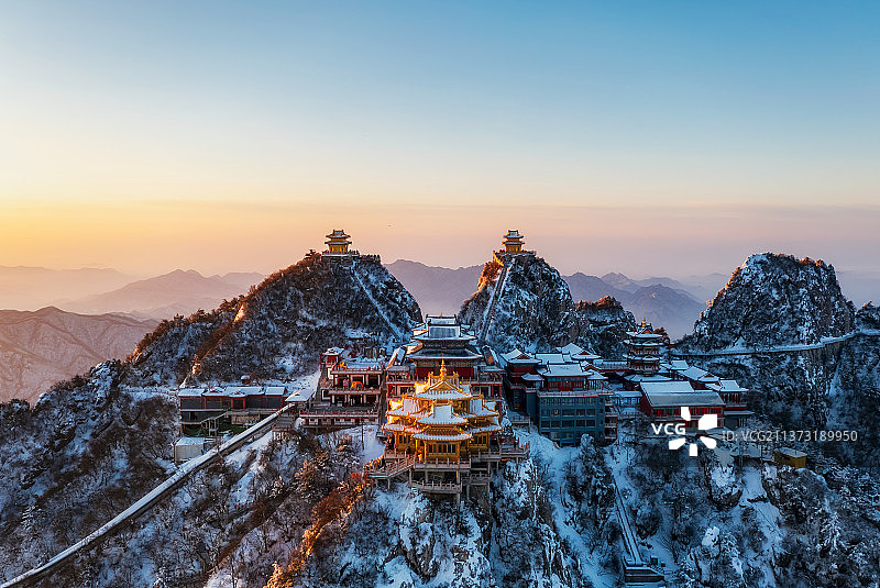 河南洛阳栾川老君山金顶道观群金殿冬季雪景日出航拍图片素材