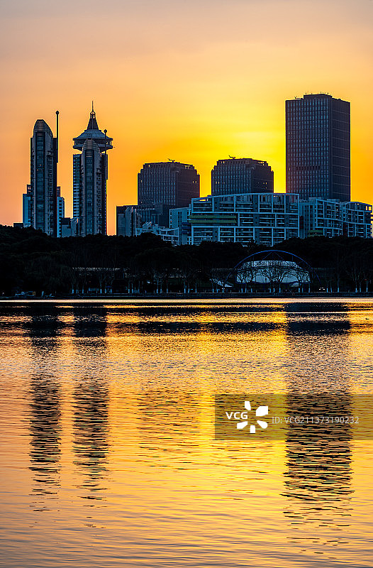 黄昏夕阳晚霞中的上海世纪公园镜天湖建筑倒影风光图片素材