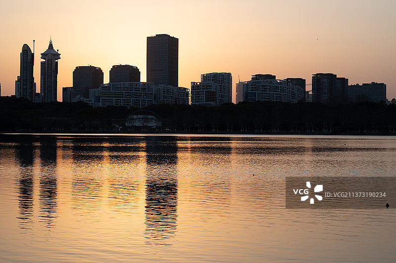 黄昏夕阳晚霞中的上海世纪公园镜天湖建筑倒影风光图片素材