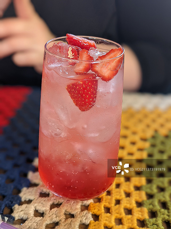 桌上的鸡尾酒特写图片素材