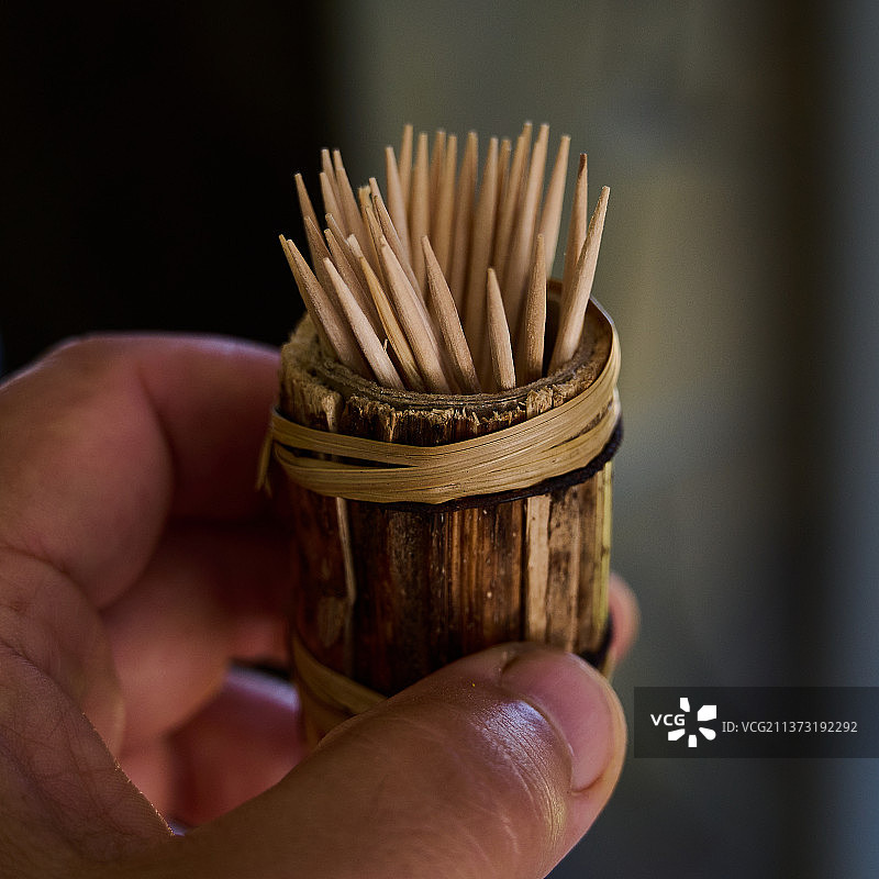 手持木制牙签罐图片素材
