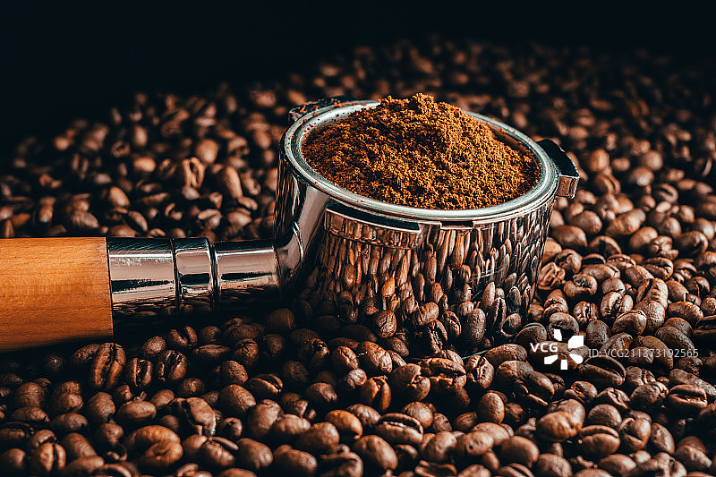 布拉格咖啡豆和烘焙豆特写图片素材