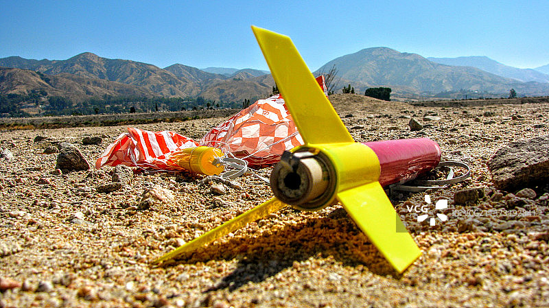 旧照片，玩具飞机在田野上对着天空的特写图片素材