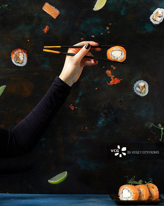 传统亚洲日式料理寿司，餐桌上的手绘图片素材