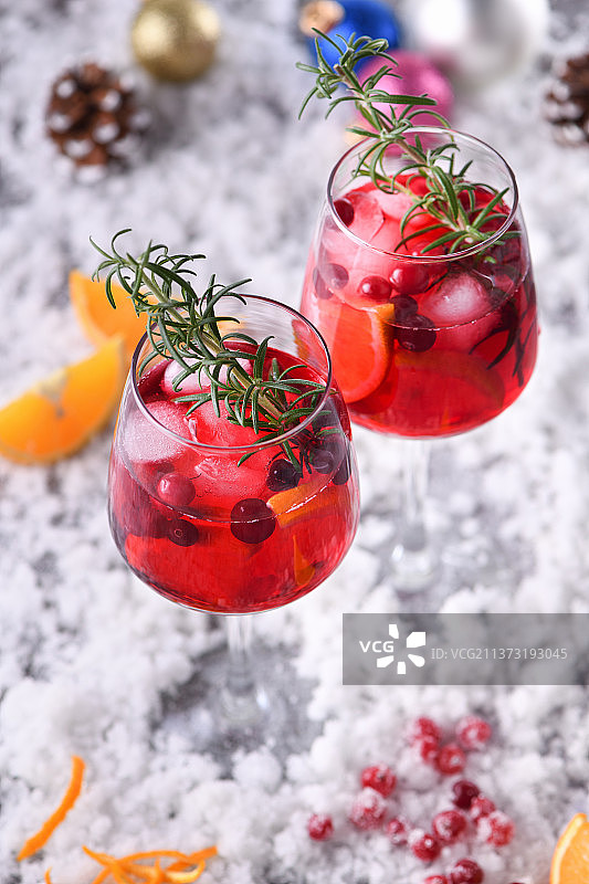 圣诞蔓越莓玛格丽特鸡尾酒的高角度照片图片素材