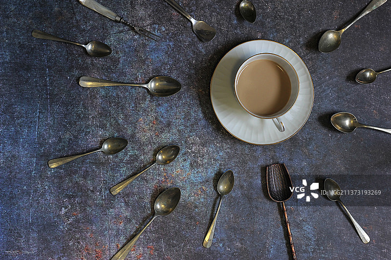 咖啡和餐具的俯视概念图图片素材