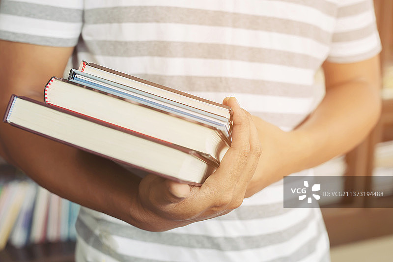 年轻男学生与持书女子中段特写图片素材