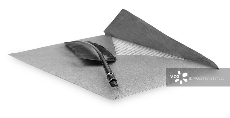 白色背景上的信封和旧钢笔图片素材