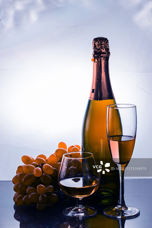 桌上的葡萄和葡萄酒瓶特写，乌克兰图片素材