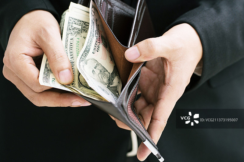 商人拿着钱包，女子拿着纸币图片素材