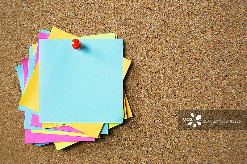 黄色便签纸，公告栏上的便利贴特写图片素材